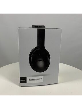 Bose Quietcomfort 35 Noise Cancelling Wireless Headphones with Case